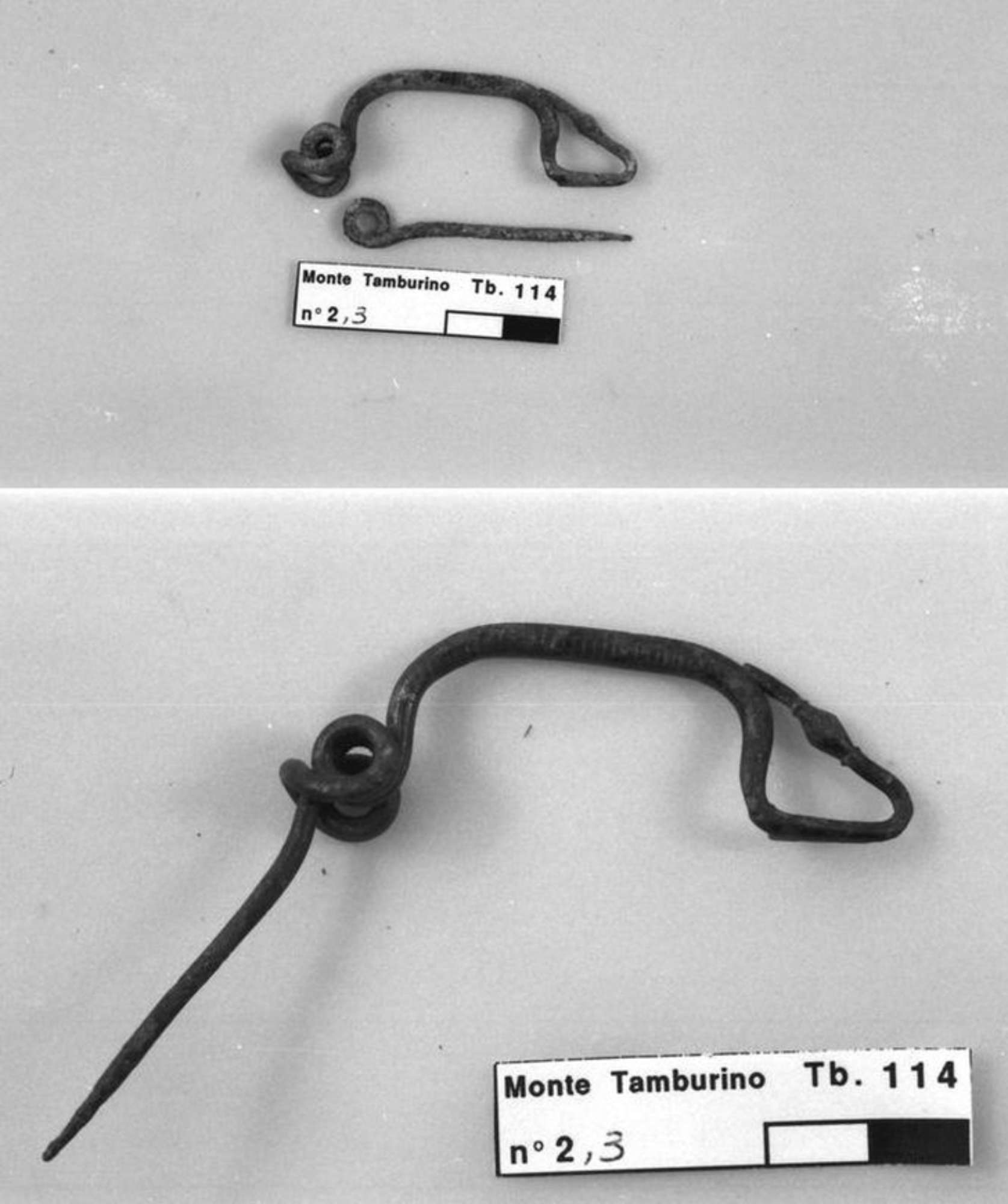 fibula e ago di fibula in bronzo prima del restauro